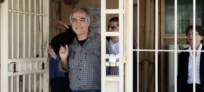 Η στιγμή που ο Κουφοντίνας βγαίνει άνετος από τον Κορυδαλλό – Τι συνθήματα του φώναζαν (βίντεο)
